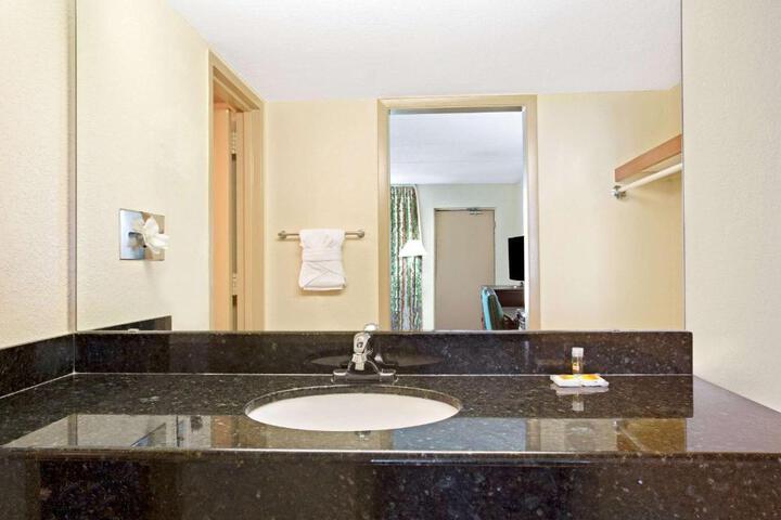Days Inn by Wyndham Orlando Airport Florida Mall