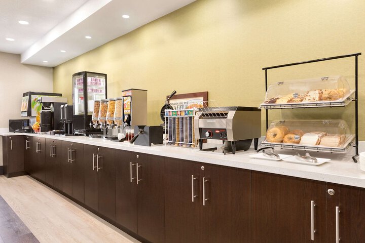 Super 8 by Wyndham Ajax / Toronto On