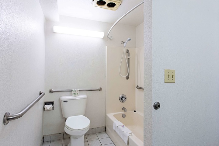 Room 25 of 46