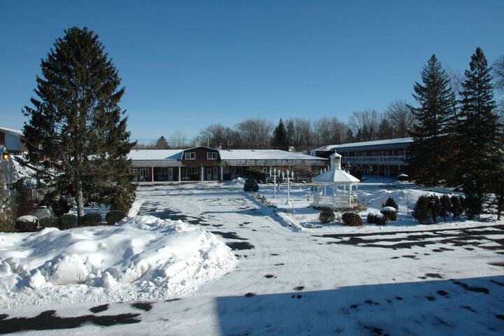 Lockport Inn & Suites
