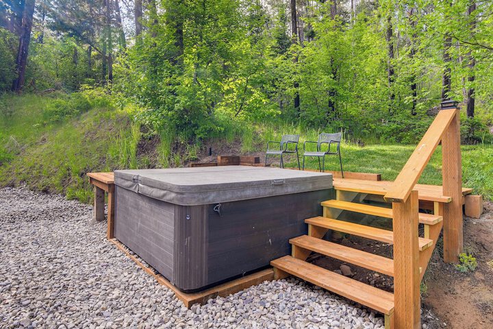 Rustic Escape w / Deck Hot Tub & Mountain Views