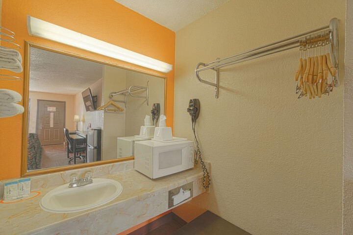 Regency Inn & Suites by OYO Bay City TX