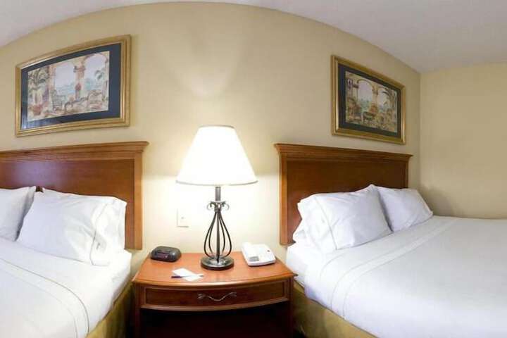 Room 13 of 32