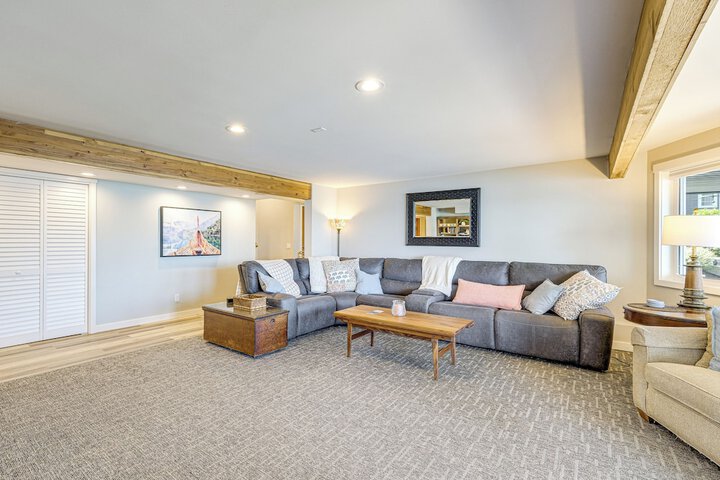 Bayfront Home w / Private Beach in Poulsbo!