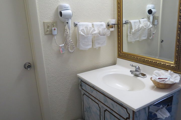 Budget Host Airport Inn