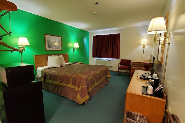 Room 27 of 40