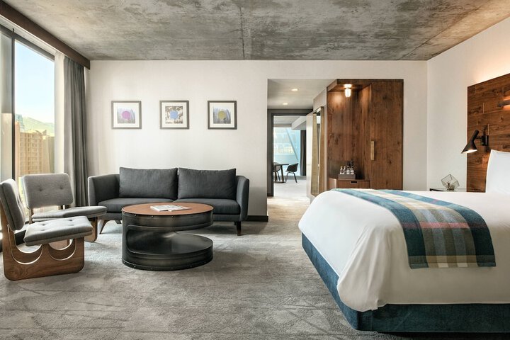 Room 52 of 102