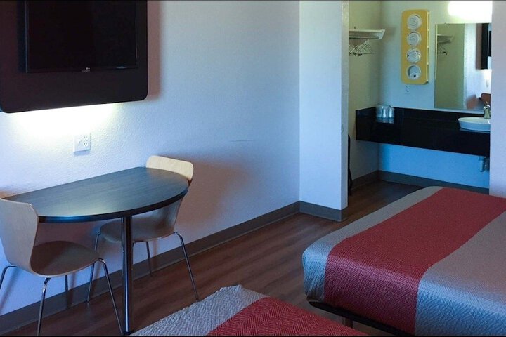 Room 25 of 38