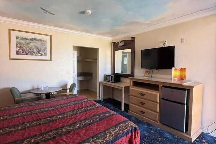 Room 4 of 16