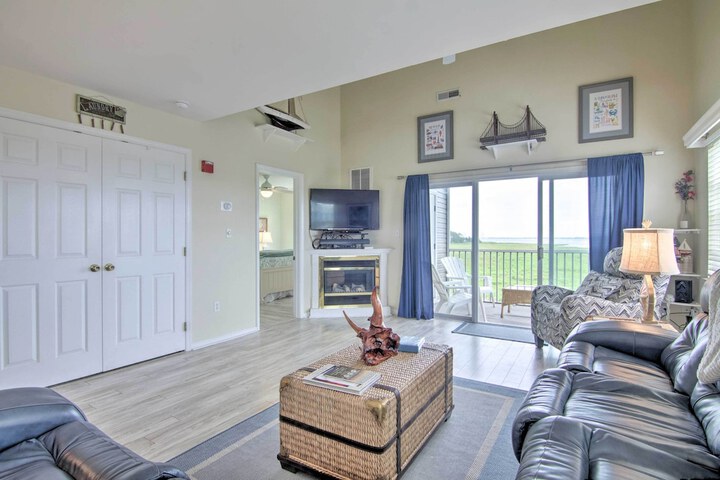 Near Beaches: Ocean View Condo w / Balcony!
