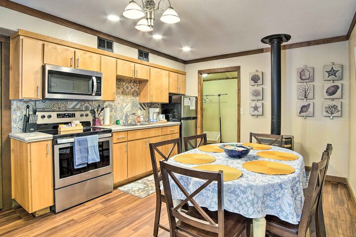 Coos Bay Cottage w / Fireplace & BBQ Patio!