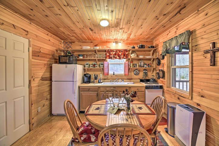 Peaceful Mountain City Cabin w / Porch & Fire Pit