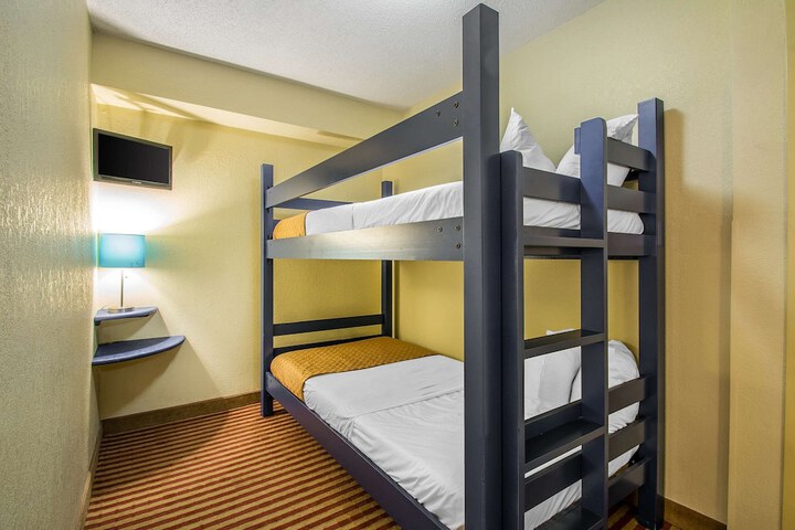 Room 43 of 77