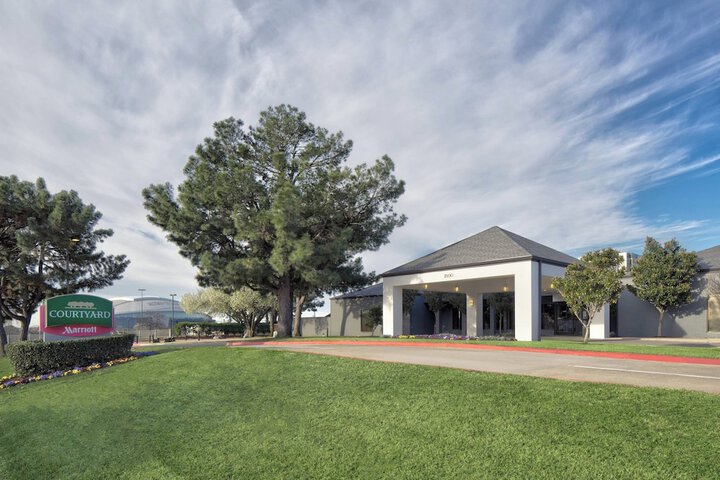 Courtyard by Marriott Dallas Arlington / Entertainment Dist
