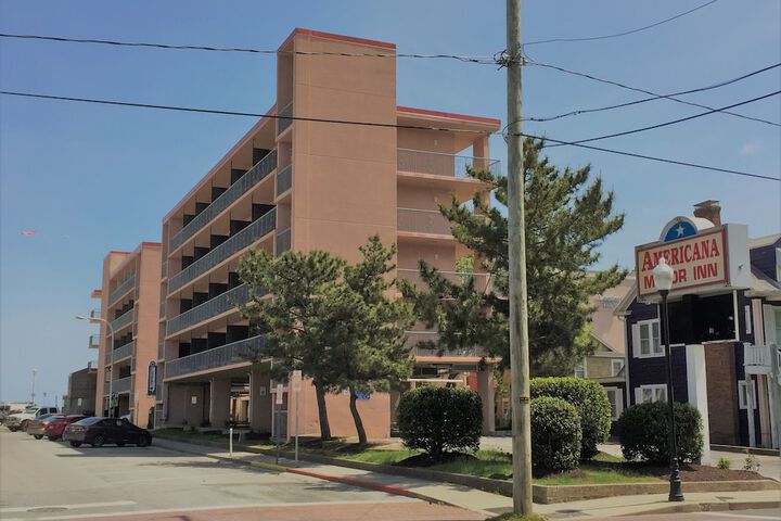 Hotel Exterior 40 of 41