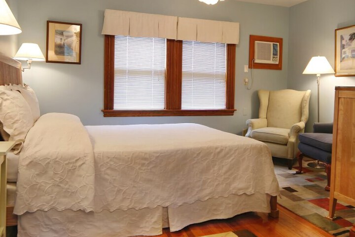 PLEASANT STREET INN
