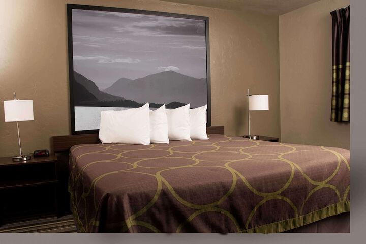Room 10 of 18