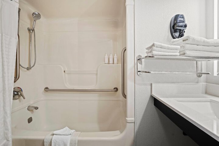Days Inn by Wyndham Utica