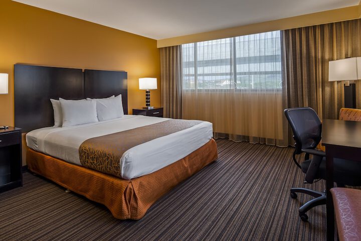 Best Western The Plaza Hotel Honolulu Airport - Free Breakfast
