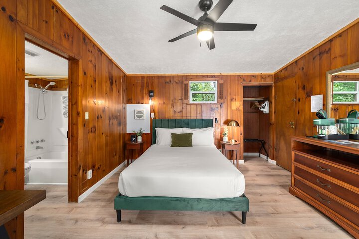 CedarWood Inn