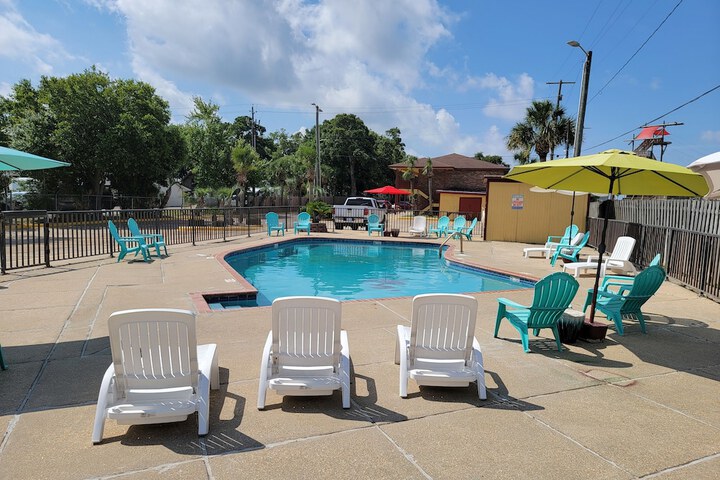 Pool 10 of 36