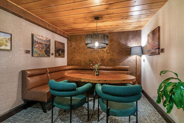 Lounge 102 of 125