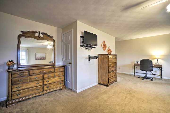 Delightful Tipp City Unit w / Covered Patio!