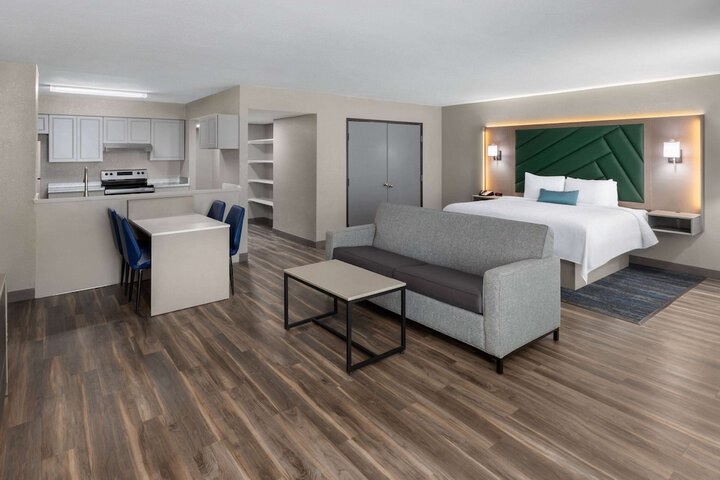 Room 33 of 62