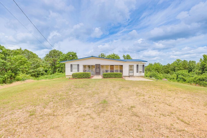 Clanton Cottage w / Charcoal Grill & Porch!