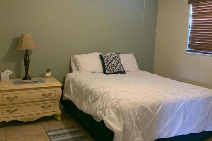 Tranquil Waterfront 2bd1ba Apt in North Palm Beach