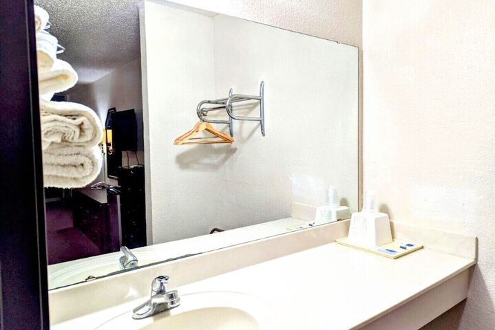 Room 9 of 16