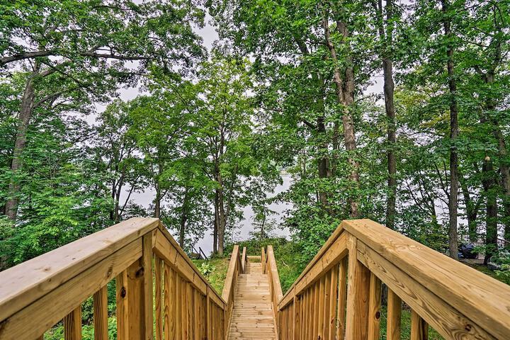 Grand Rapids Area Lakefront House w / Dock