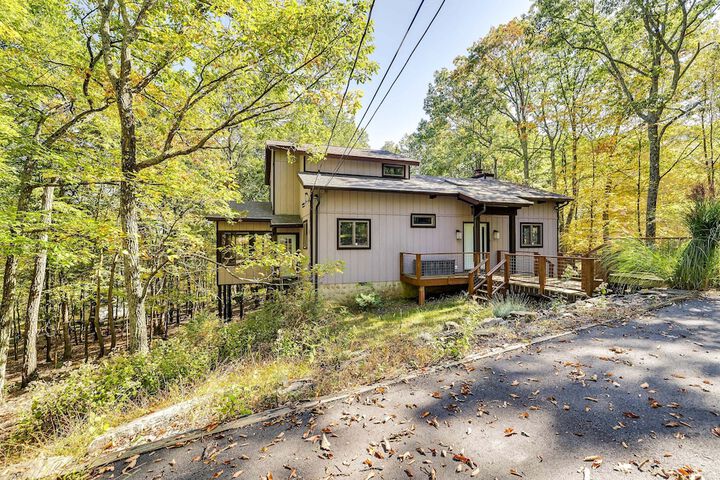 Gorgeous Bushkills Lodge w / Pool Access!