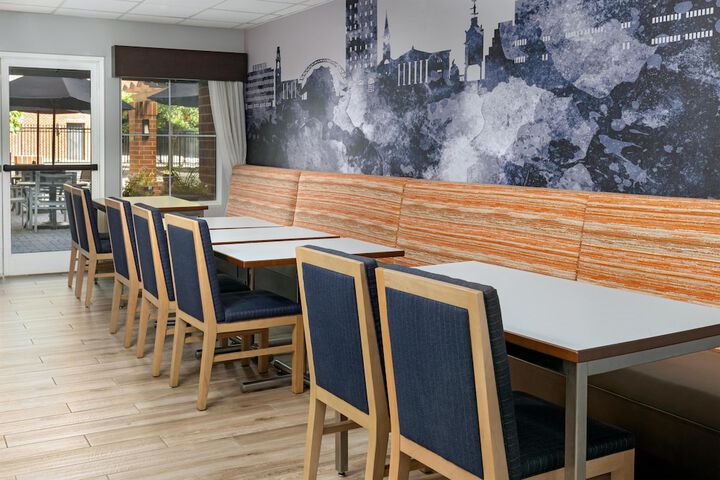 Hampton Inn & Suites Charlottesville-At the University