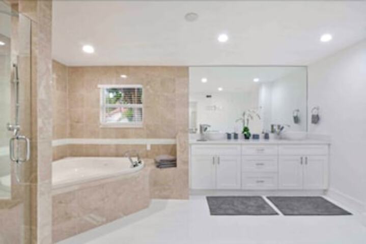 Sleek Miami Shores Residence With Jacuzzi