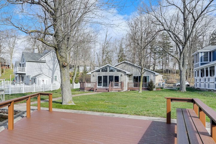 House on Paw Paw Lake w / Private Dock!