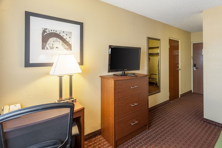 Room 32 of 51
