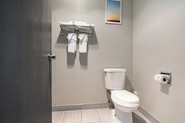 Days Inn & Suites by Wyndham Mt. Pleasant