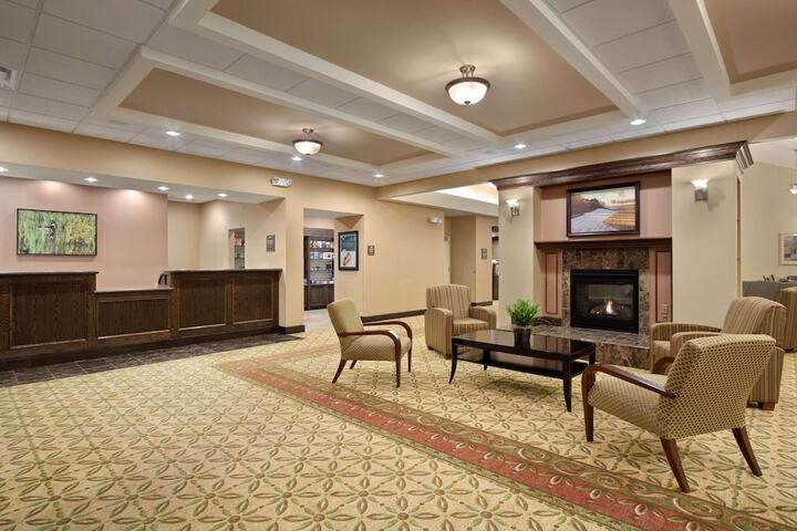 Lounge 28 of 30