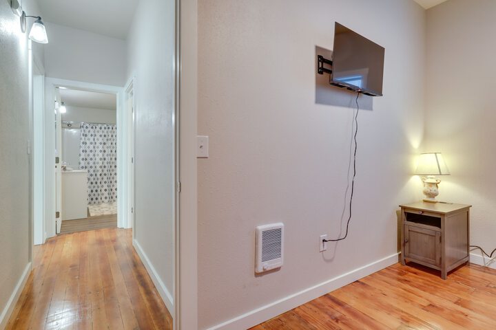 Lafayette Townhome: Cozy Retreat w / Private Patio