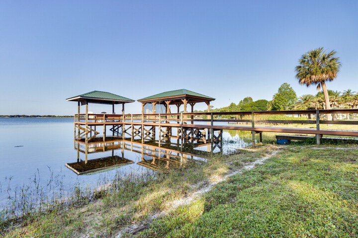 Lakefront Tavares Home w / Deck Patio & Dock!