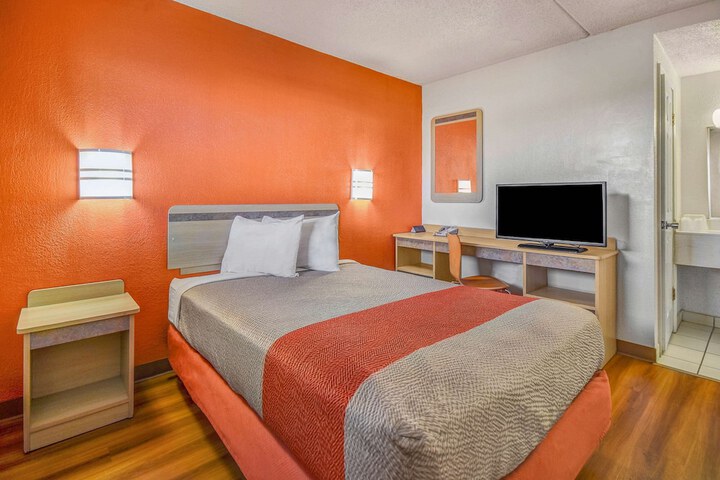 Room 17 of 34