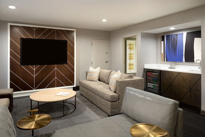Lounge 66 of 75