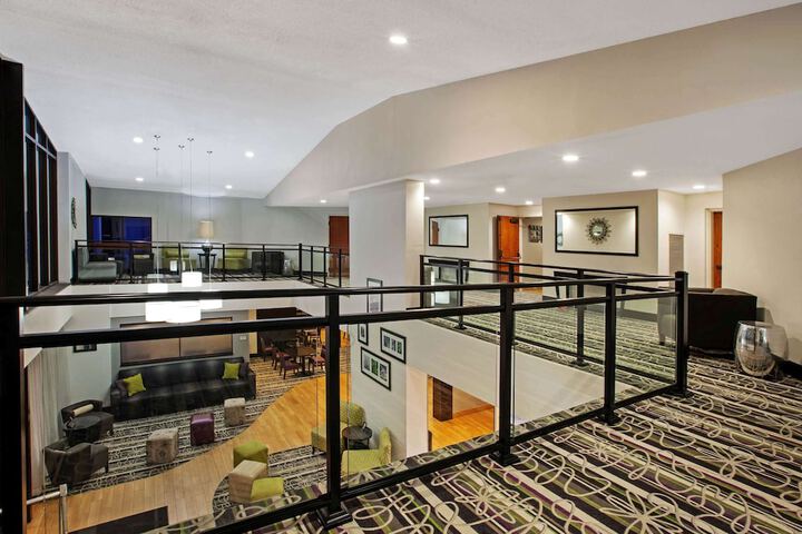 La Quinta Inn & Suites by Wyndham Detroit Metro Airport