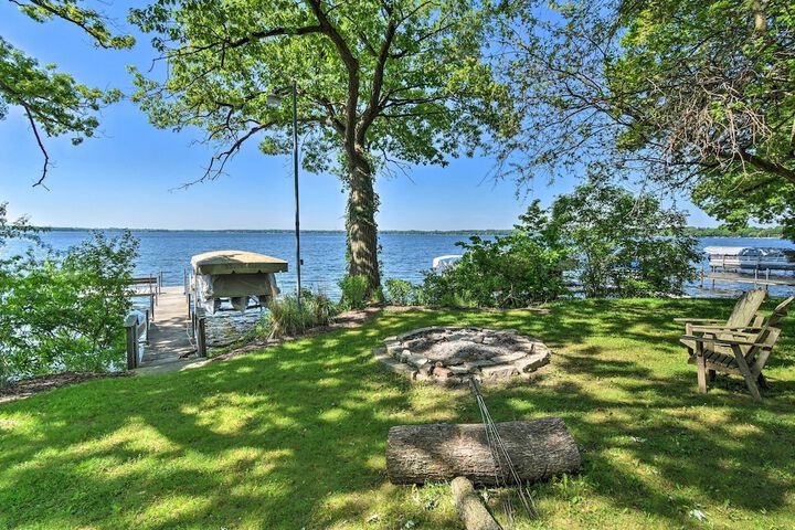 Pet-friendly Family Home Situated on Green Lake!