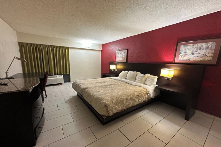 Room 6 of 14