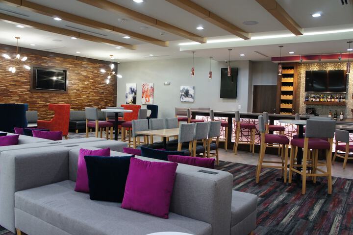 Lounge 33 of 39