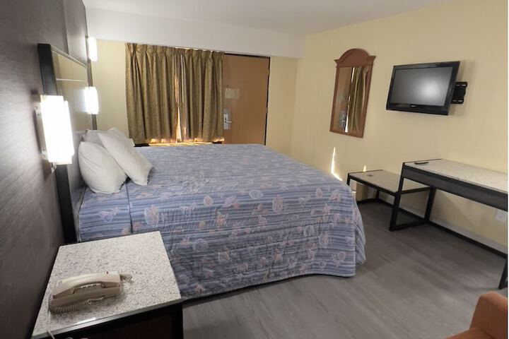 Room 13 of 28