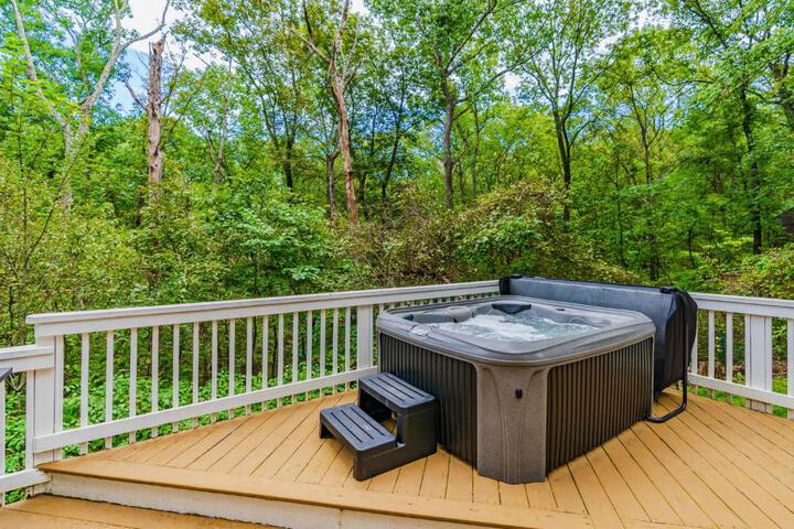Hot Tub Fire Pit, Deck, Grill, WiFi, Dog-Friendly