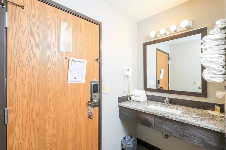 Super 8 by Wyndham Smithville / Kansas City